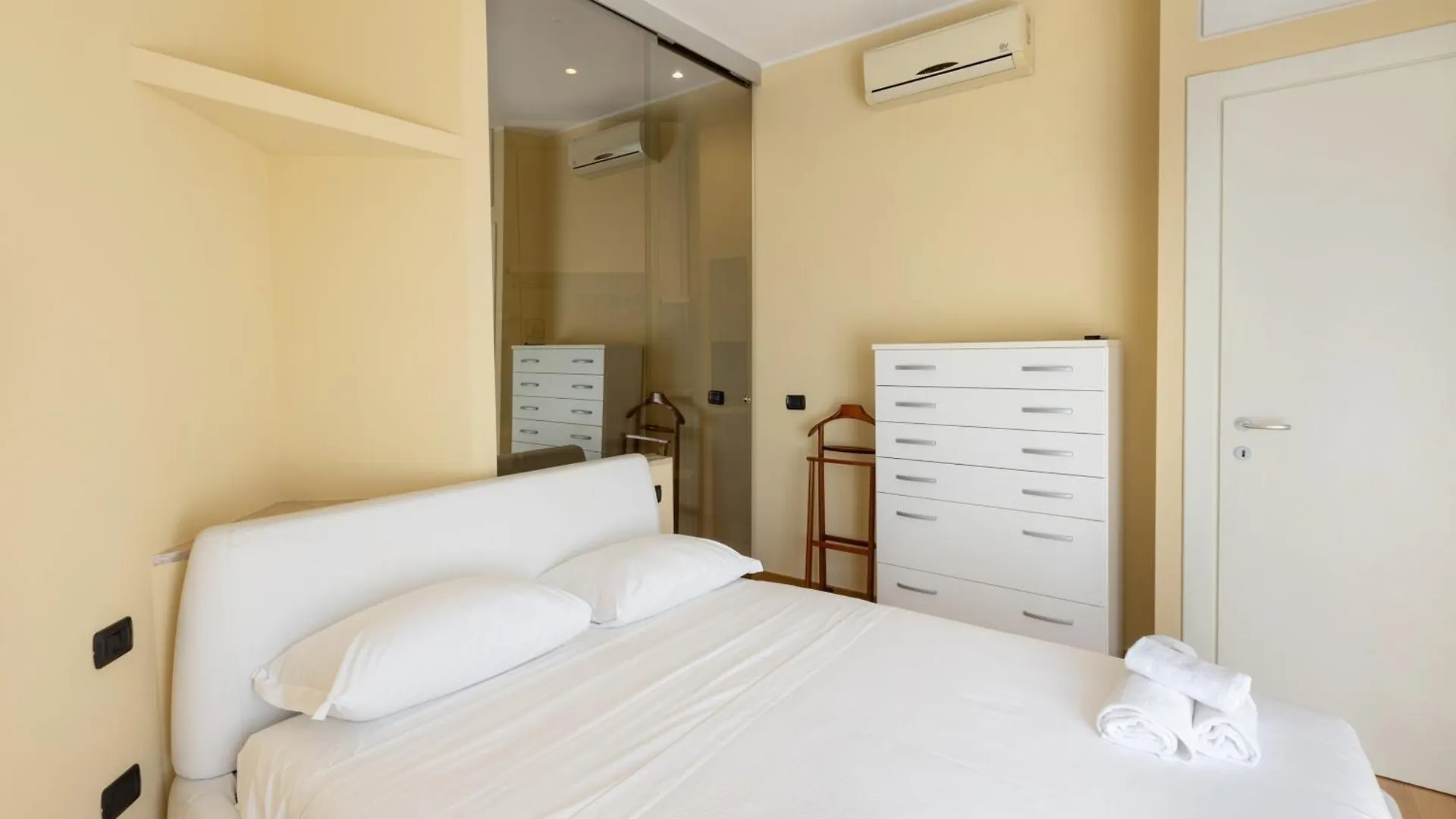 Spacious Two Bedrooms Solari Area - Mirable Pm Milánó Apartman